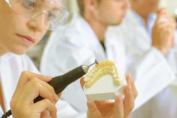 المواد التي يتم تصنيع طقم الأسنان الجزئي المتحرك منها