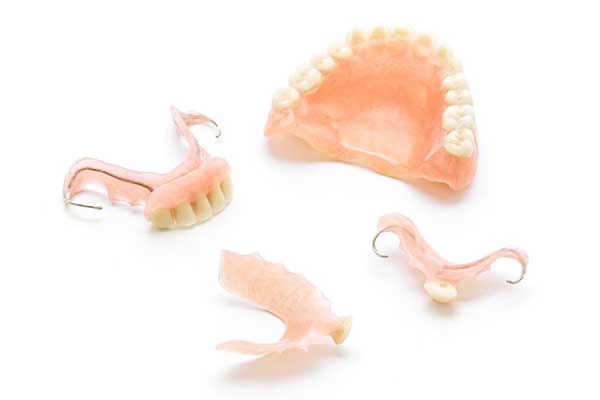طقم الأسنان الجزئي المتحرك – مميزاته و عيوبه و الفرق بين أطقم الأسنان المختلفة