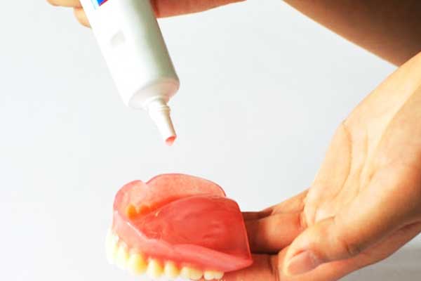 أنواع لاصق طقم الأسنان