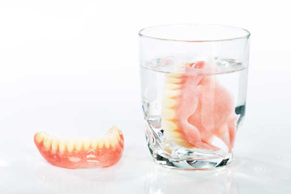 محلول تنظيف طقم الأسنان: دليل شامل للحفاظ على صحة الفم والأسنان