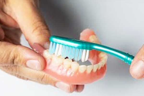 معجون طقم الأسنان: دليل شامل لاختيار الأفضل والحفاظ على صحة الفم